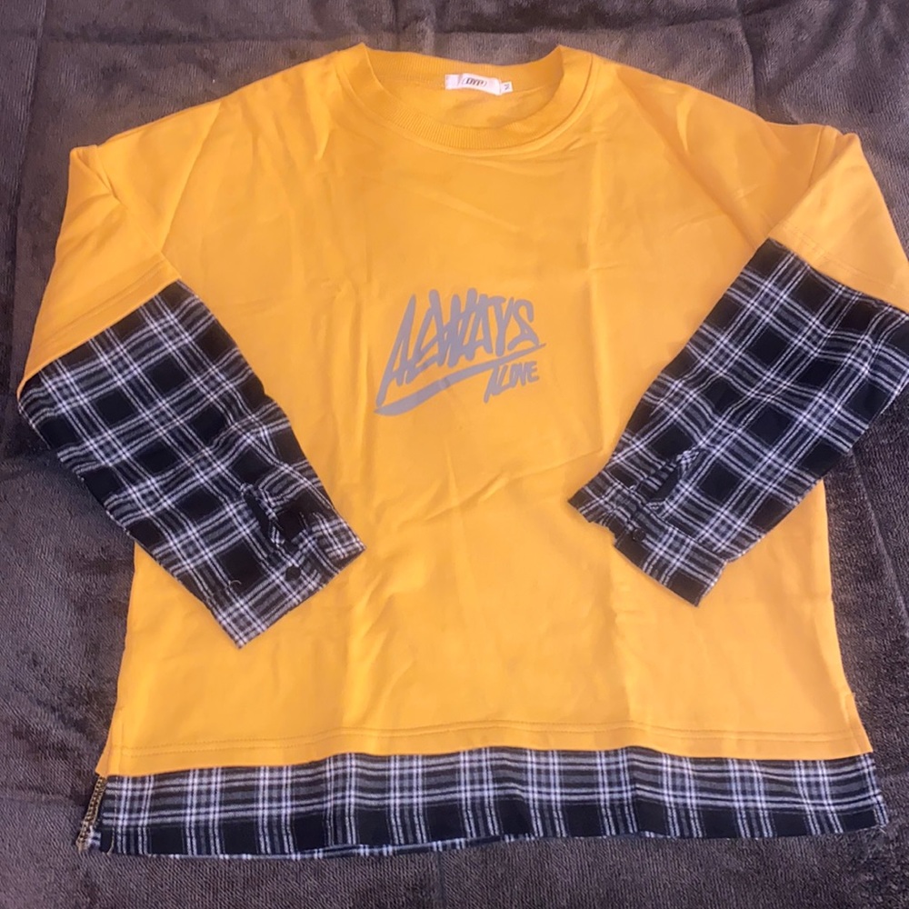 BRAND NEW EUROPEAN STYLED SWEATER. SIZE MEDIUM